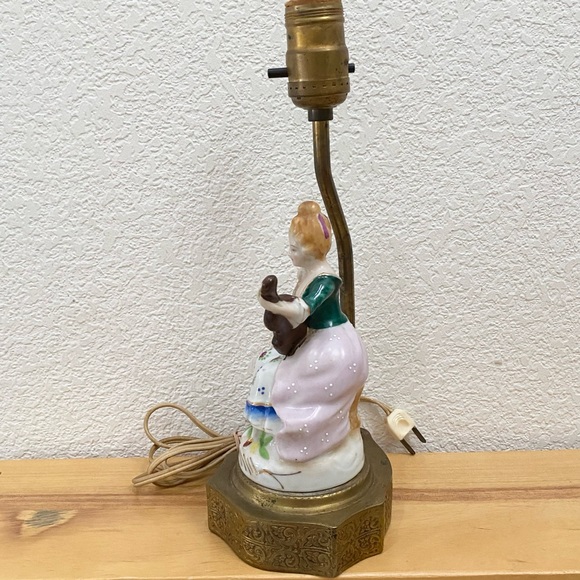 Antique Victorian Lady with Violin Porcelain Decorative Table Lamp - Picture 6 of 16